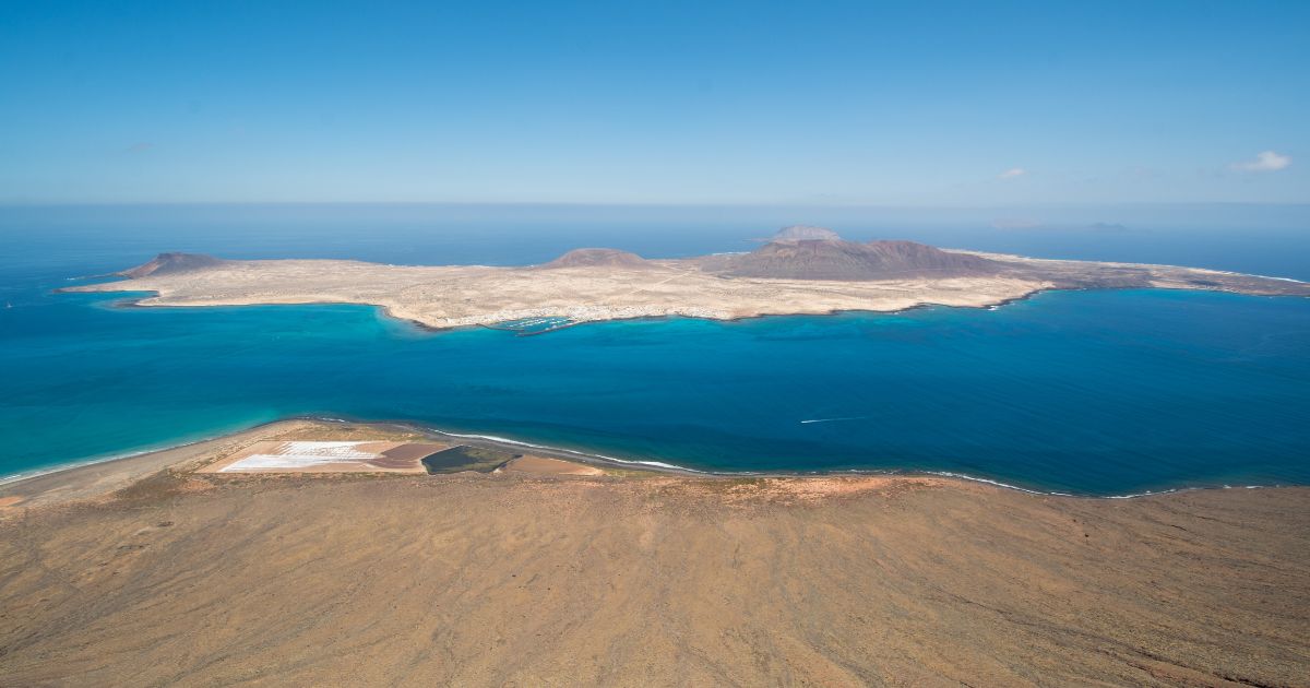 Visitar La Graciosa desde la Península: guía completa (vuelo + hotel + excursión en 4×4 o bici)