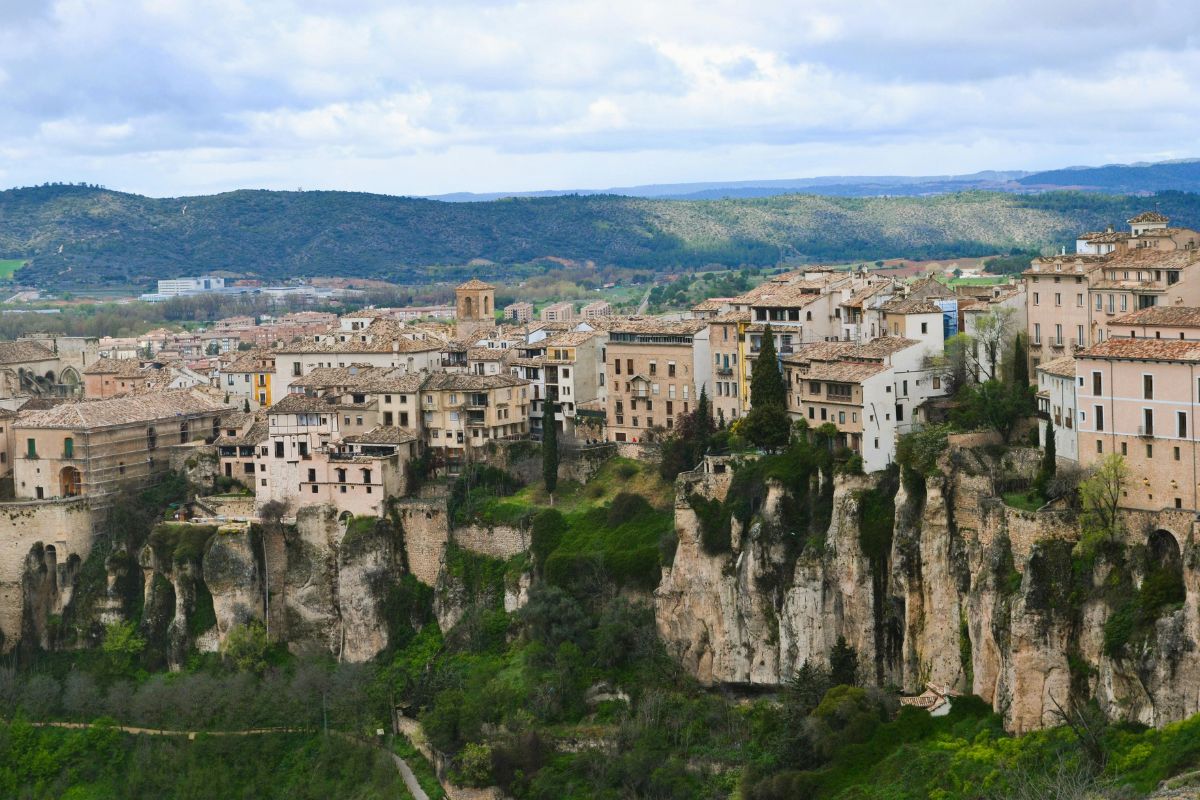 Vista de Cuenca sobre el precipicio de la hoz del Huécar