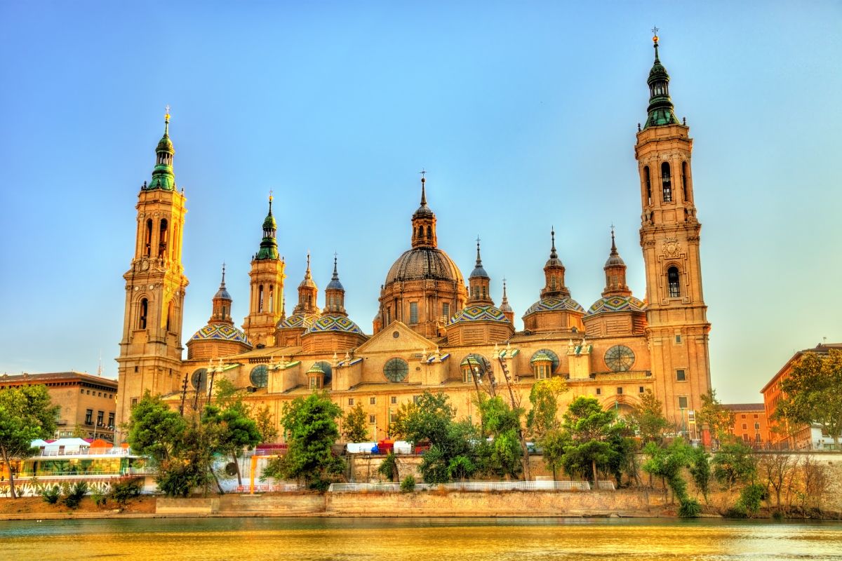 Viaje a Aragón: Basílica del Pilar y Puente de Piedra junto al río Ebro, Zaragoza