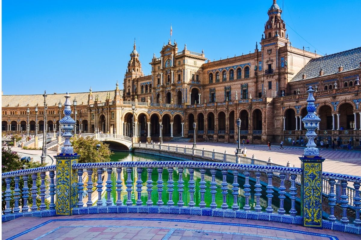 Plaza de España de Sevilla con su canal y puentes de cerámica