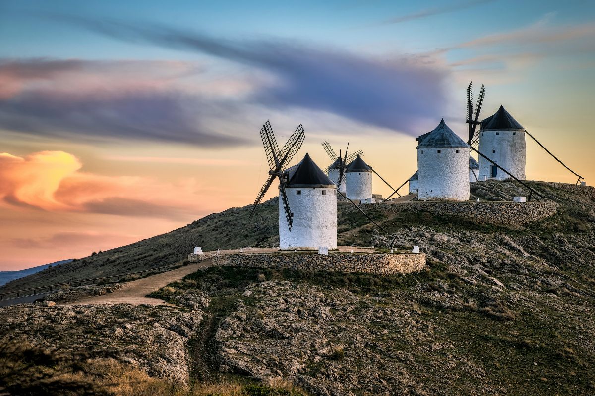 Molinos de viento en Castilla-La Mancha al atardecer