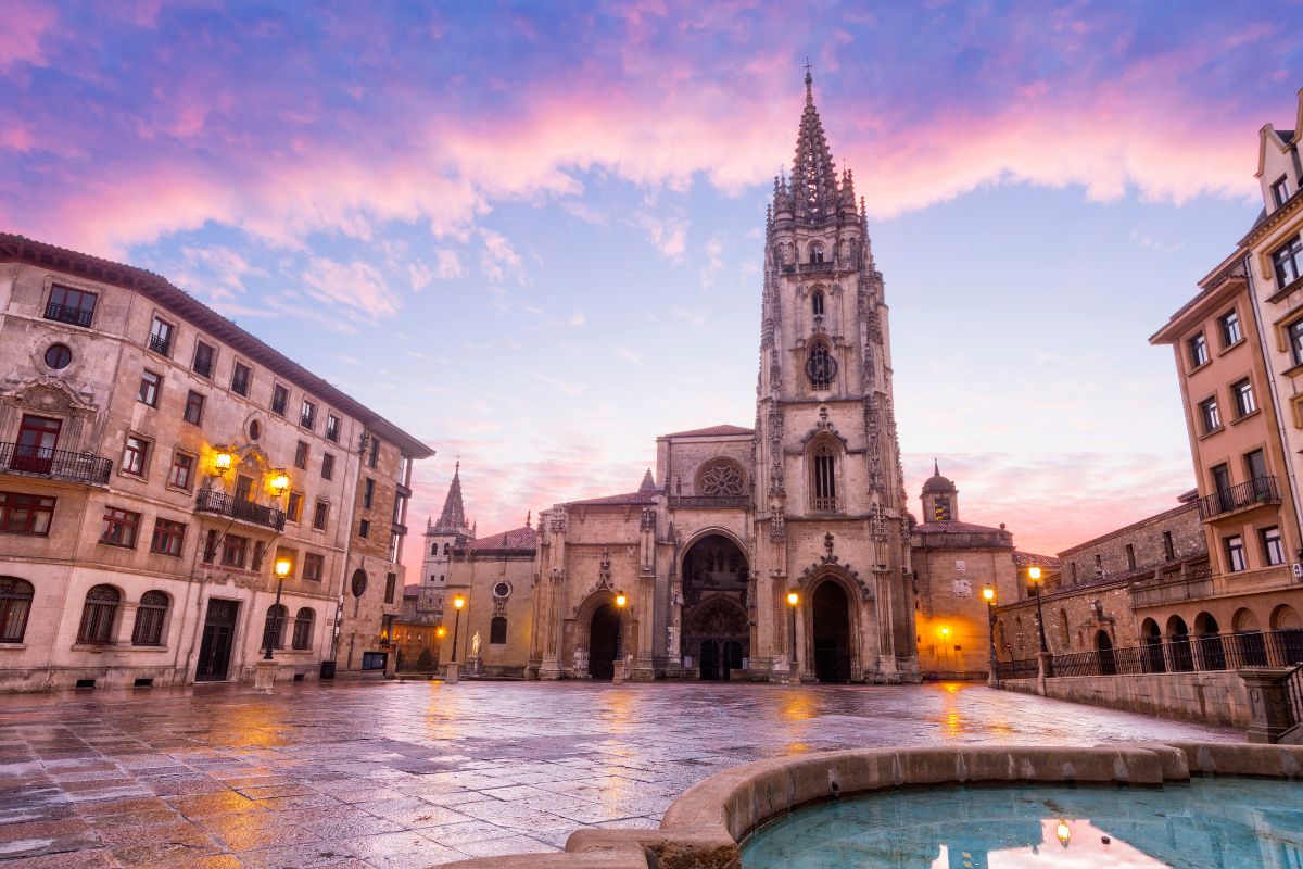 Catedral de Oviedo, Asturias, al atardecer