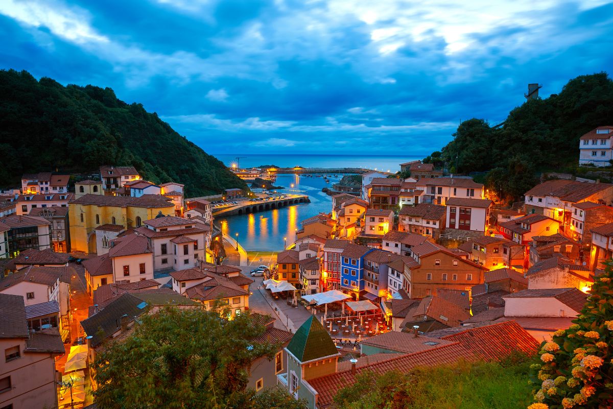 Puerto de Cudillero iluminado al anochecer, Asturias