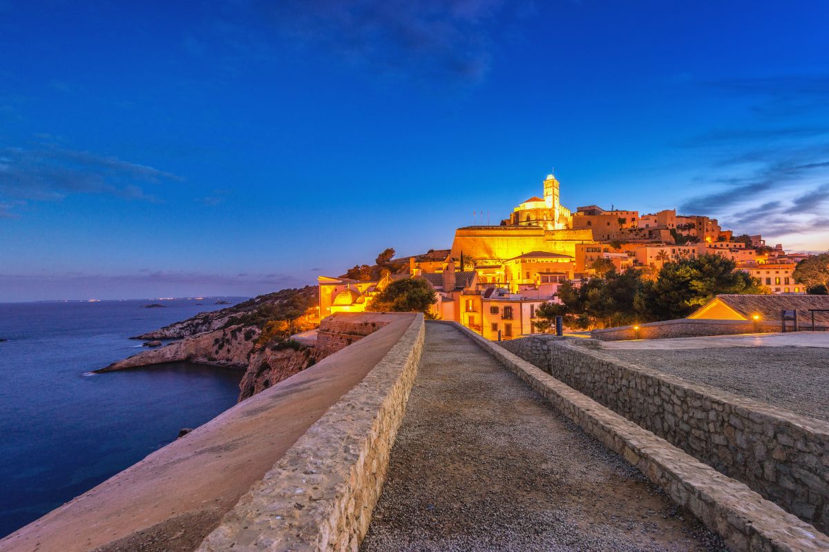 Dalt Vila, casco histórico de Ibiza, iluminado de noche