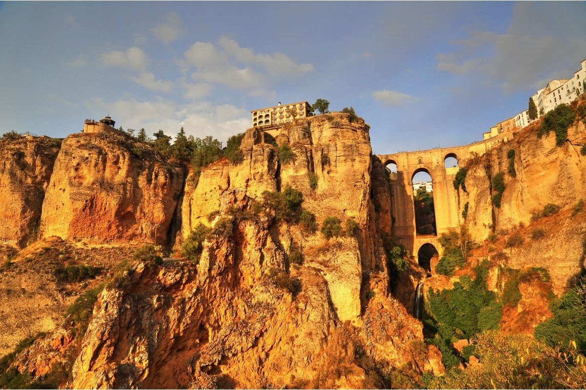 Puente Nuevo de Ronda sobre el Tajo al atardecer