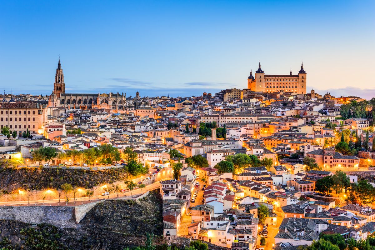 Viaje a Castilla-La Mancha: vista nocturna de Toledo con el Alcázar iluminado