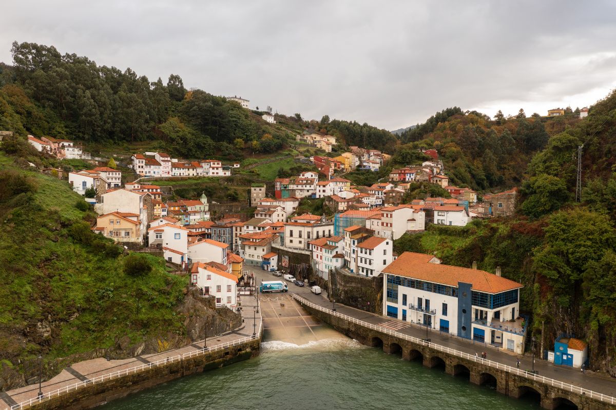 Viaje a Asturias: pueblo costero de Cudillero junto a la ría
