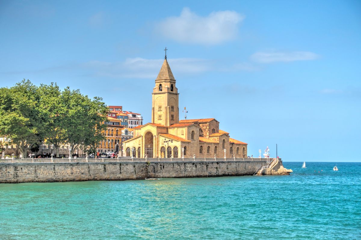 Iglesia de San Pedro junto al mar en Gijón, Asturias