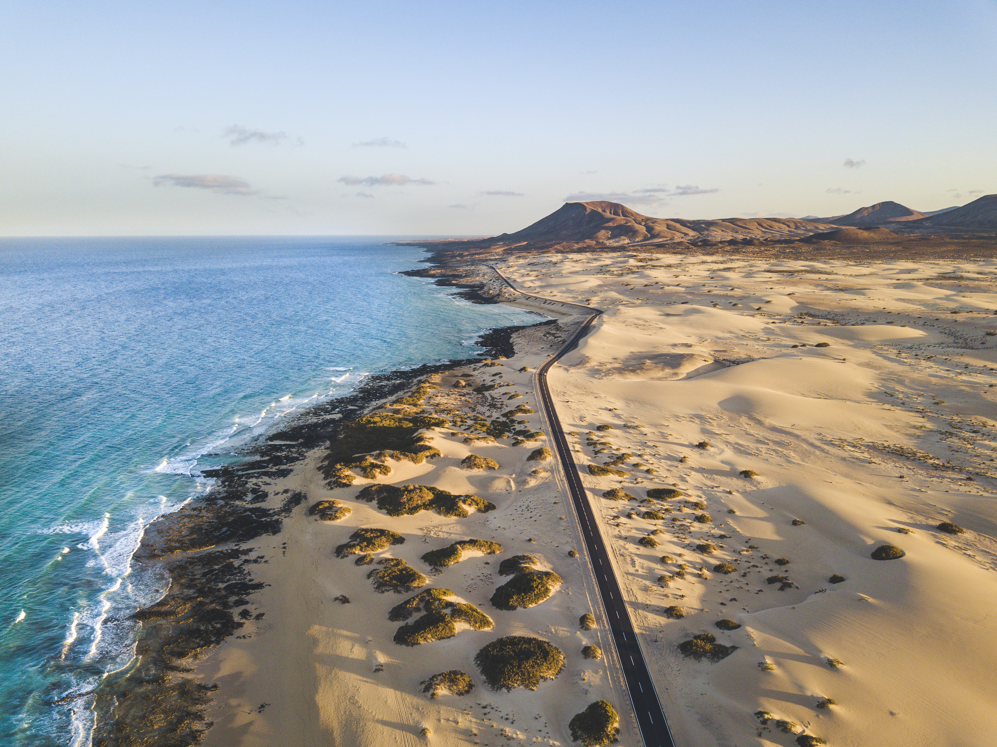 Fuerteventura en septiembre: paisaje volcánico y dunas en la costa