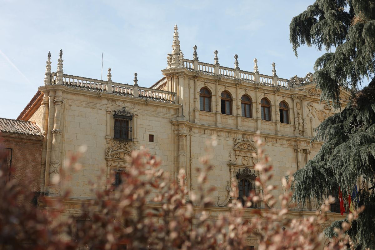 Fachada plateresca de un edificio histórico de Alcalá de Henares