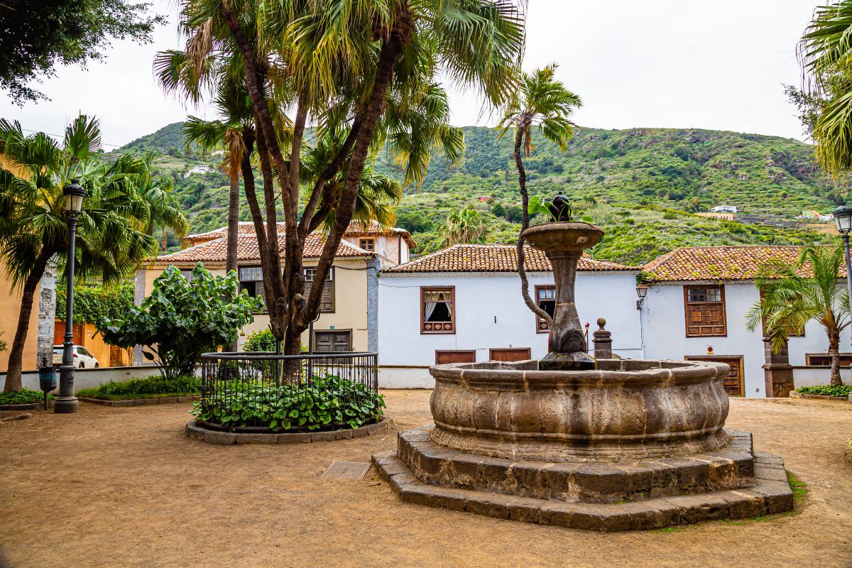 Plaza con fuente y casas tradicionales de Tenerife