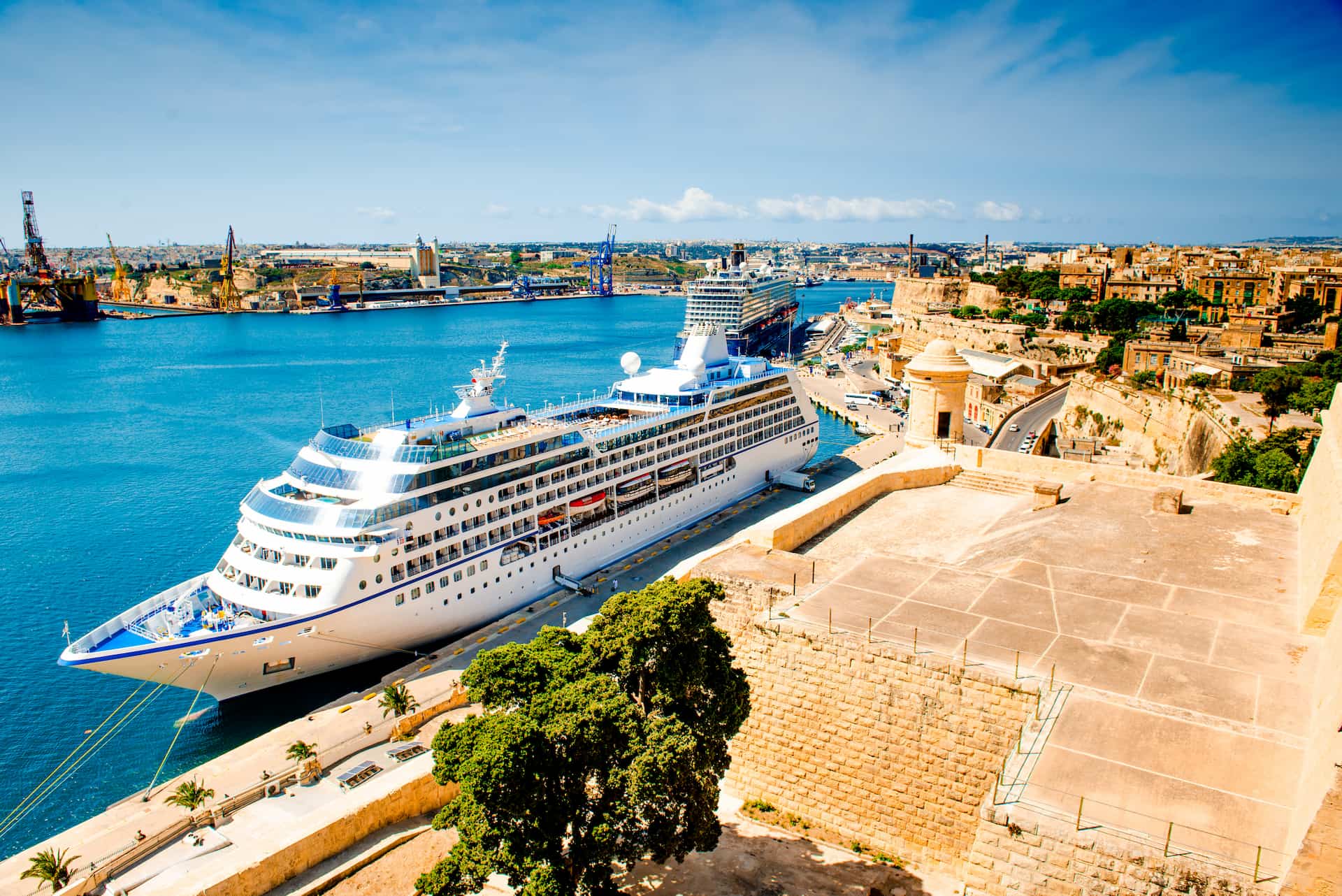 Crucero en puerto mediterráneo