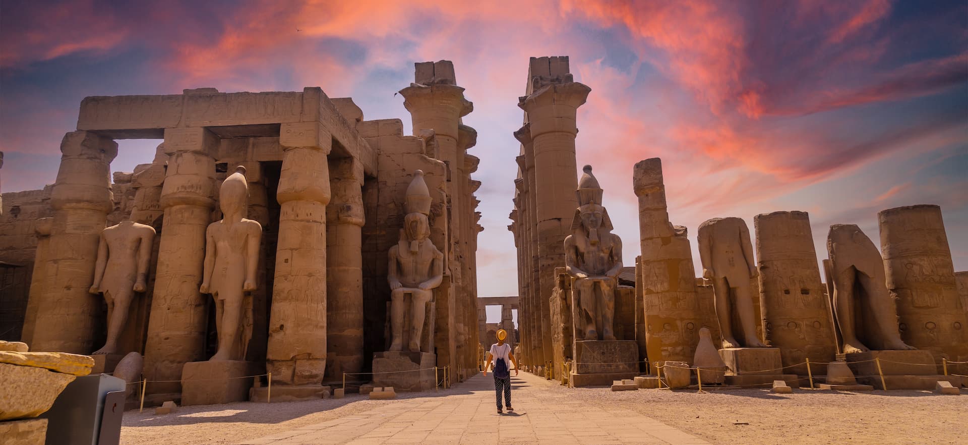 Templo egipcio al atardecer